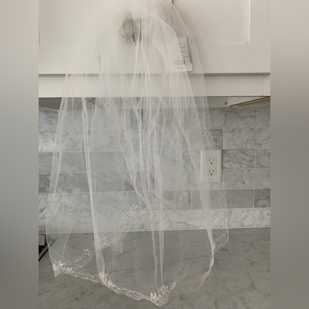 NWT David's Bridal Veil Swarovski crystal flower scalloped edged short/ivory